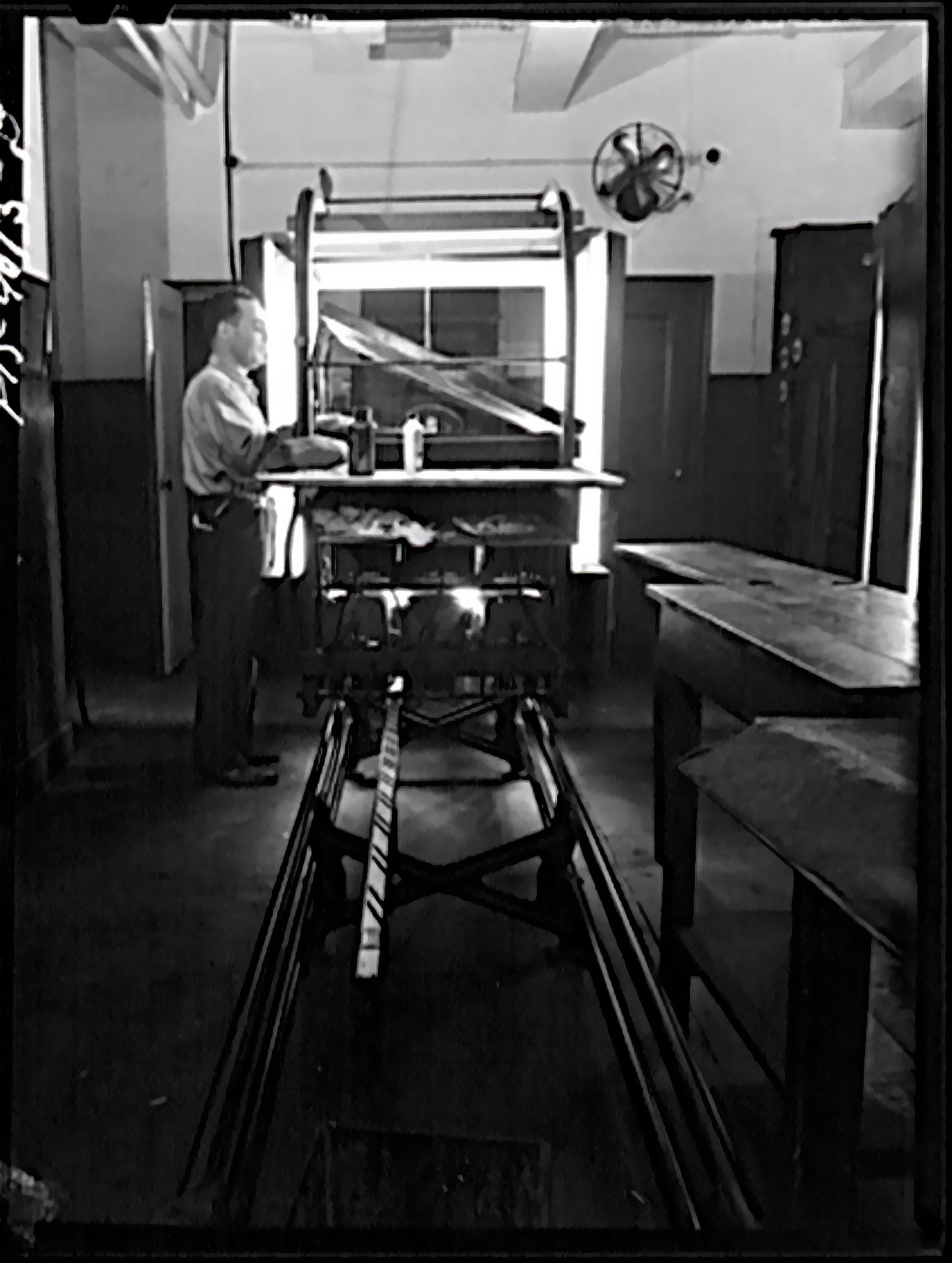  Photo engraving department of the  New York Times  newspaper: this camera photographs a photographic print through a screen and produces a strip negative. (image: Marjory Collins, 1942, Farm Security Administration–Office of War Information photograph collection, via the  Library of Congress , number LC-USW3-009013-D) 